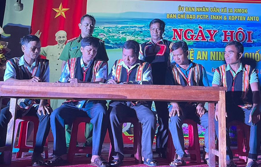 Đại diện các buôn ký cam kết giao ước thực hiện phong trào toàn dân bảo vệ ANTQ vững mạnh toàn diện. Ảnh: Vũ Chi Đại diện các buôn ký cam kết giao ước thực hiện phong trào toàn dân bảo vệ ANTQ vững mạnh toàn diện. Ảnh: Vũ Chi