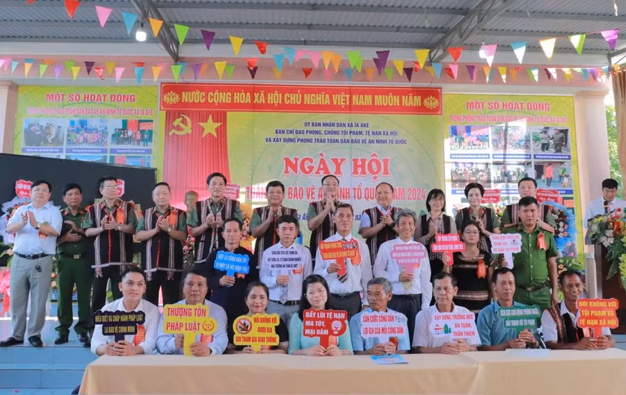 Đại diện các thôn, làng tại xã Ia Ạke ký cam kết giao ước thi đua. Ảnh: Vũ Chi