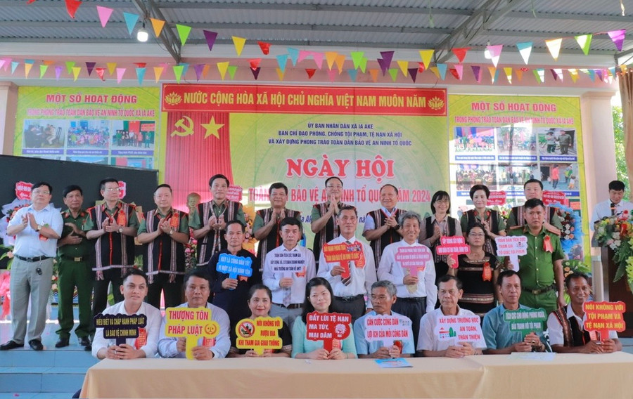 Đại diện các thôn, làng tại xã Ia Ạke ký cam kết giao ước thi đua. Ảnh: Vũ Chi Đại diện các thôn, làng tại xã Ia Ạke ký cam kết giao ước thi đua. Ảnh: Vũ Chi