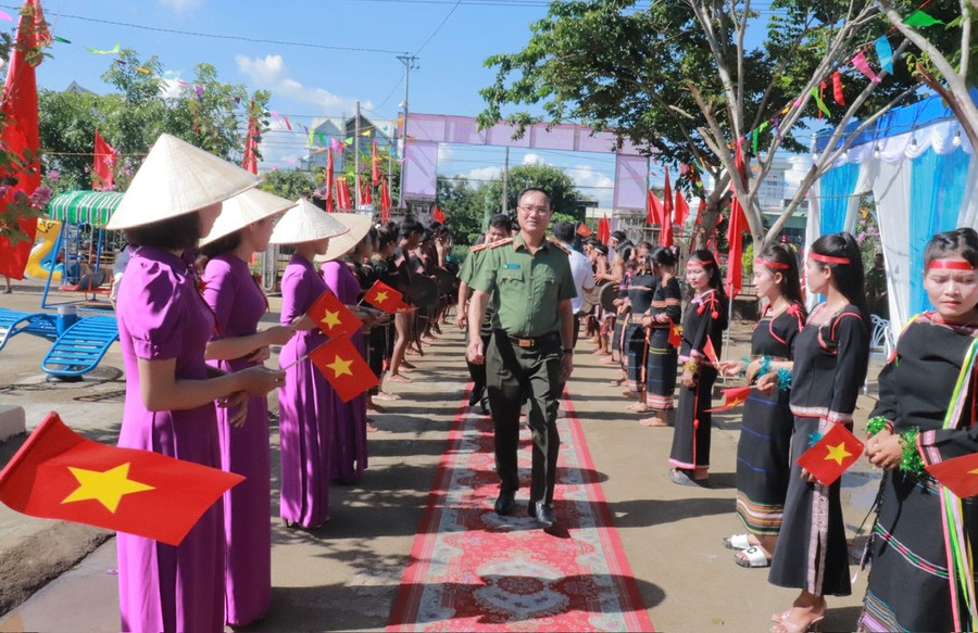 Cán bộ và nhân dân xã Ia Ake chào đón đoàn đại biểu của Bộ Công an tới dự Ngày hội toàn dân bảo vệ an ninh Tổ quốc. Ảnh: Vũ Chi Cán bộ và nhân dân xã Ia Ake chào đón đoàn đại biểu của Bộ Công an tới dự Ngày hội toàn dân bảo vệ an ninh Tổ quốc. Ảnh: Vũ Chi