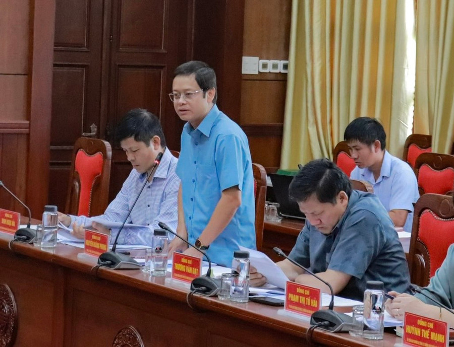 Nguyên Bí thư Huyện ủy Phú Thiện, Chủ tịch Liên đoàn Lao động tỉnh Nguyễn Hoàng Phong nêu ý kiến tại buổi làm việc. Ảnh: Vũ Chi