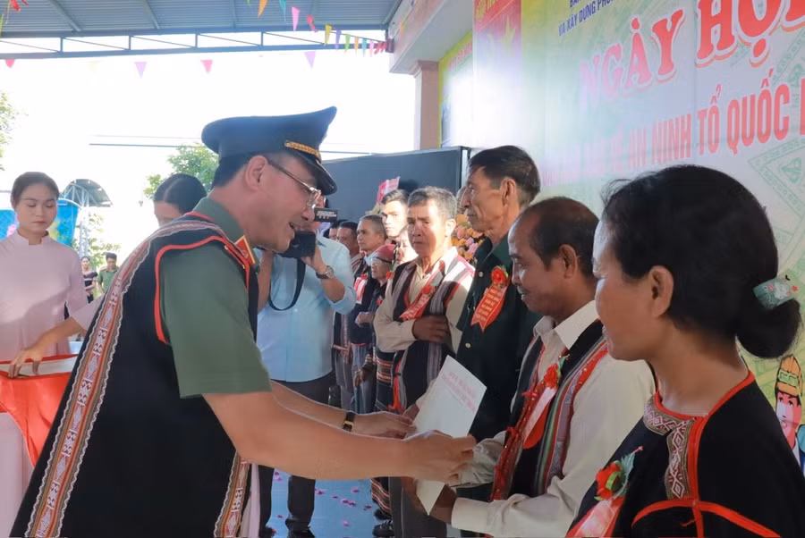 Trung tướng Phạm Thế Tùng-Thứ trưởng Bộ Công an tặng quà cho người uy tín tại địa phương. Ảnh: Vũ Chi