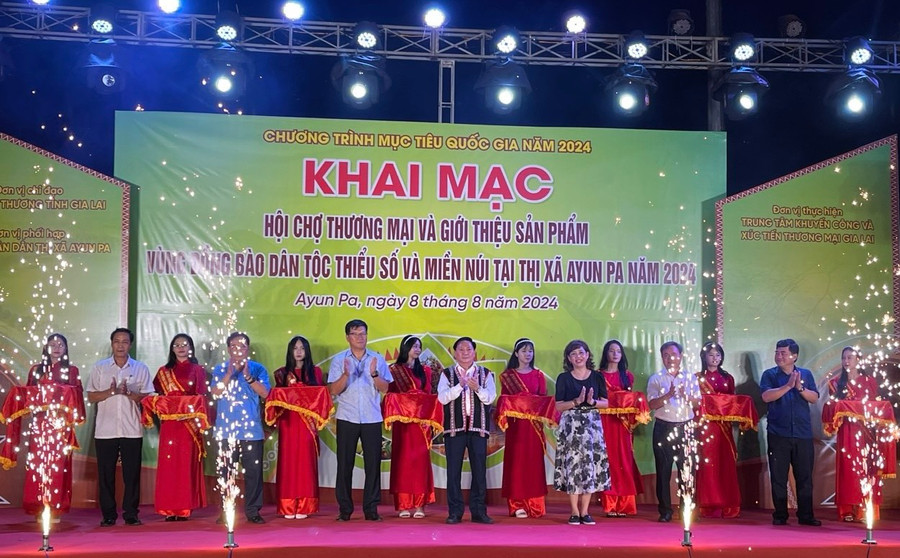 Các đại biểu cắt băng khai mạc hội chợ. Ảnh: Vũ Chi Các đại biểu cắt băng khai mạc hội chợ. Ảnh: Vũ Chi