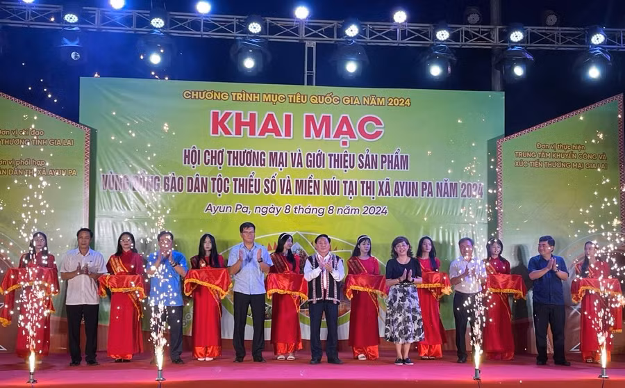 Các đại biểu cắt băng khai mạc hội chợ. Ảnh: Vũ Chi