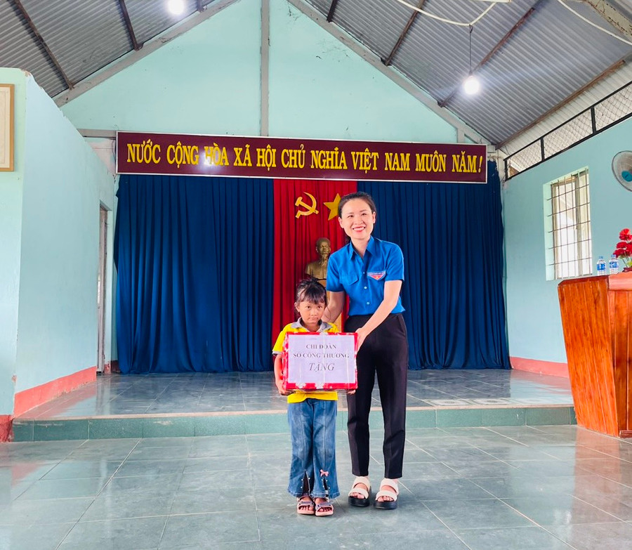 Chi đoàn thanh niên Sở Công thương tặng quà cho em Ra Lan H’Viên. Ảnh: Vũ Chi Chi đoàn thanh niên Sở Công thương tặng quà cho em Ra Lan H’Viên. Ảnh: Vũ Chi