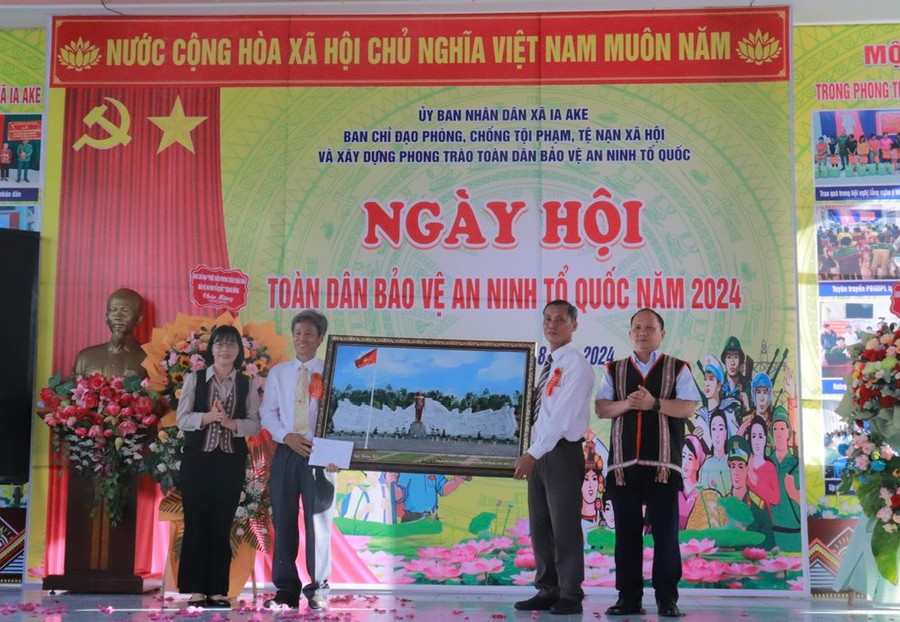 Lãnh đạo tỉnh tặng 1 phần quà cho cán bộ và nhân dân xã Ia Ake. Ảnh: Vũ Chi Lãnh đạo tỉnh tặng 1 phần quà cho cán bộ và nhân dân xã Ia Ake. Ảnh: Vũ Chi