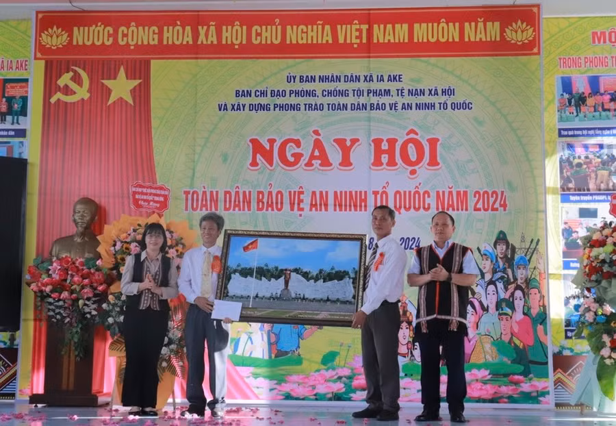 Lãnh đạo tỉnh tặng 1 phần quà cho cán bộ và nhân dân xã Ia Ake. Ảnh: Vũ Chi