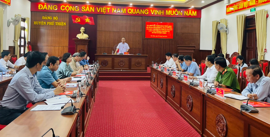 Quang cảnh buổi làm việc của Tổ giúp việc triển khai thực hiện Kế hoạch số 70-KH/TU, ngày 31-3-2022 của Ban Thường vụ Tỉnh ủy Gia Lai với Ban Thường vụ Huyện ủy Phú Thiện. Ảnh: Vũ Chi