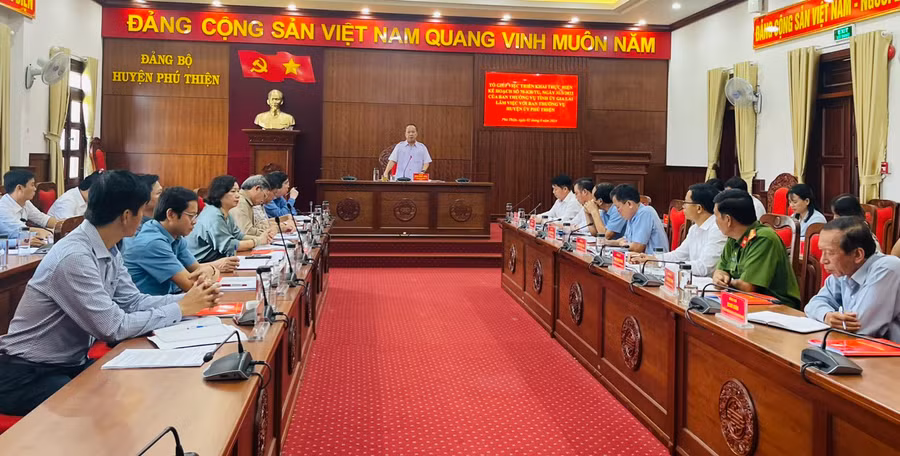 Quang cảnh buổi làm việc của Tổ giúp việc triển khai thực hiện Kế hoạch số 70-KH/TU, ngày 31-3-2022 của Ban Thường vụ Tỉnh ủy Gia Lai với Ban Thường vụ Huyện ủy Phú Thiện. Ảnh: Vũ Chi