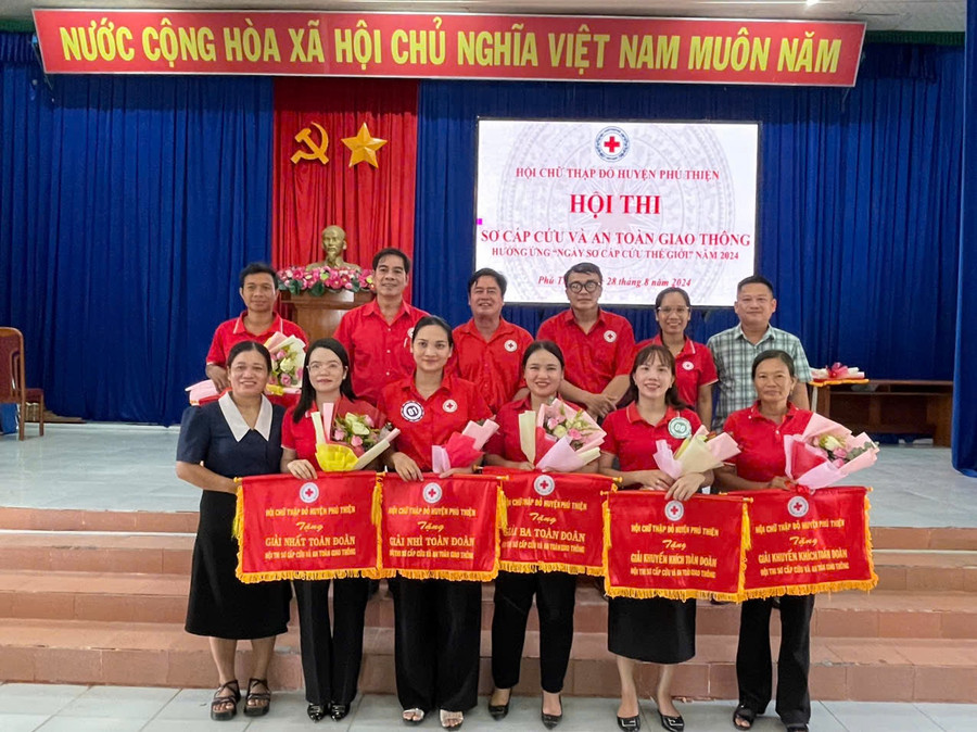 Ban tổ chức trao giải cho các đội tham gia hội thi sơ cấp cứu và an toàn giao thông. Ảnh: Vũ Chi