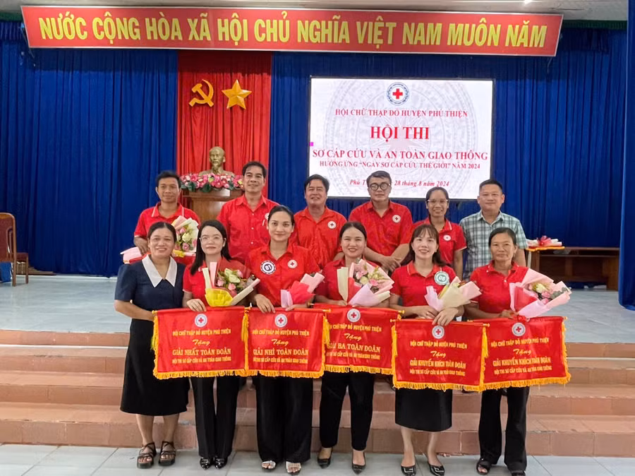 Ban tổ chức trao giải cho các đội tham gia hội thi sơ cấp cứu và an toàn giao thông. Ảnh: Vũ Chi