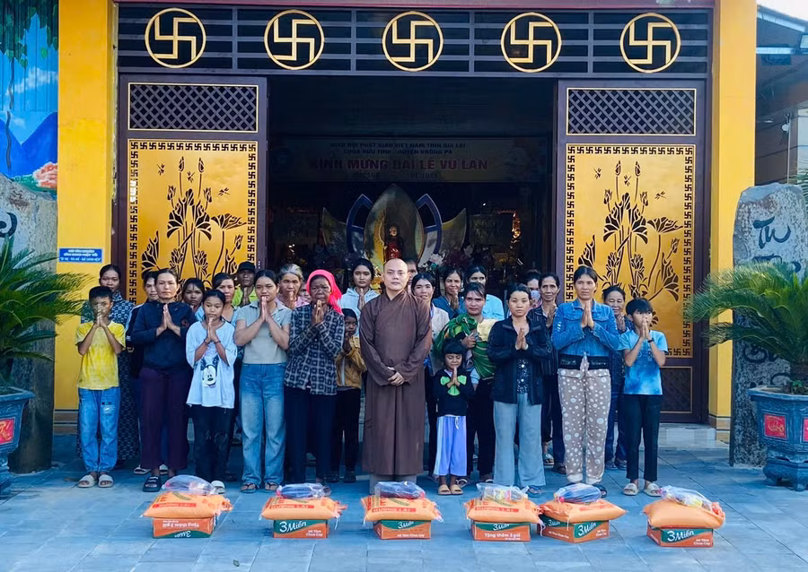 Đại đức Thích Vạn Đức-Trụ trì chùa Bửu Tịnh tặng quà hộ nghèo nhân Đại lễ Vu lan. Ảnh: V.C