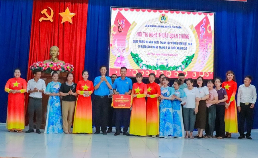 Ban tổ chức trao giải nhất toàn đoàn cho cụm Công đoàn xã Chư A Thai. Ảnh: Vũ Chi Ban tổ chức trao giải nhất toàn đoàn cho cụm Công đoàn xã Chư A Thai. Ảnh: Vũ Chi