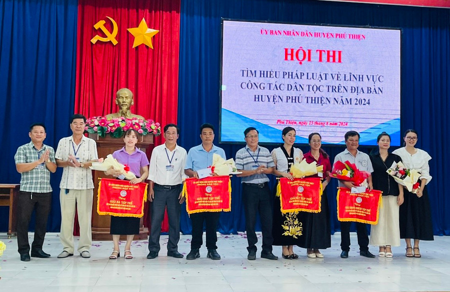 Ban tổ chức trao giải tập thể cho các đội tham gia hội thi. Ảnh: Vũ Chi Ban tổ chức trao giải tập thể cho các đội tham gia hội thi. Ảnh: Vũ Chi