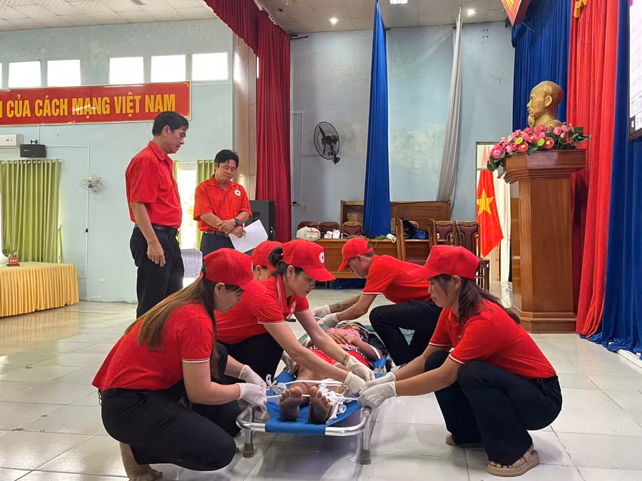 Các đội thi xử lý tình huống tai nạn thương tích. Ảnh: Vũ Chi