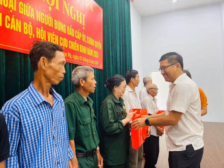 Chủ tịch UBND thị xã Nguyễn Trường Sơn tặng quà cho hội viên cựu chiến binh có hoàn cảnh khó khăn. Ảnh: Vũ Chi
