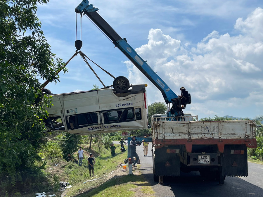 Xe ô tô khách bị hư hỏng nặng được cẩu về trụ sở Công an huyện Krông Pa để phục vụ công tác điều tra. Ảnh: Vũ Chi Xe ô tô khách bị hư hỏng nặng được cẩu về trụ sở Công an huyện Krông Pa để phục vụ công tác điều tra. Ảnh: Vũ Chi