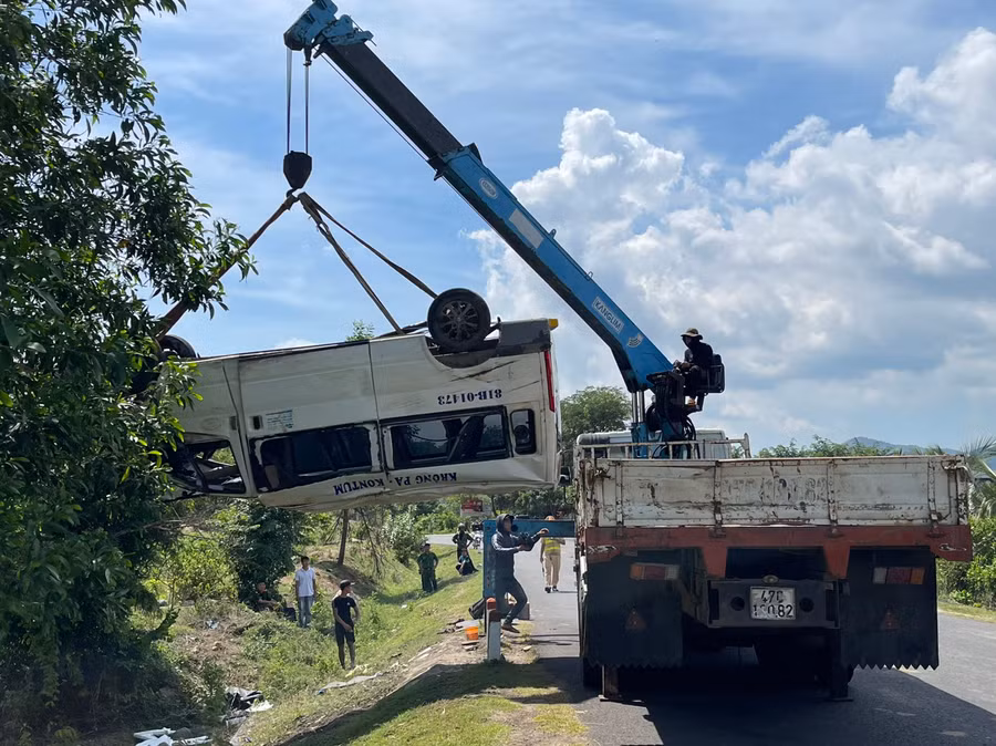 Xe ô tô khách bị hư hỏng nặng được cẩu về trụ sở Công an huyện Krông Pa để phục vụ công tác điều tra. Ảnh: Vũ Chi