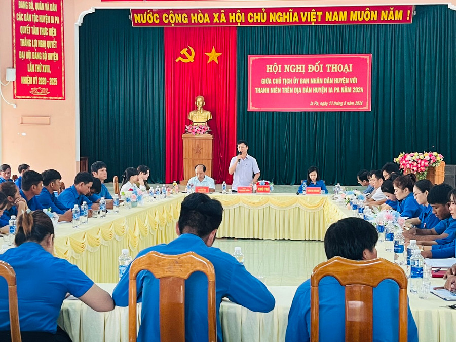 Quang cảnh buổi đối thoại giữa Chủ tịch UBND huyện Ia Pa với thanh niên trên địa bàn. Ảnh: Vũ Chi