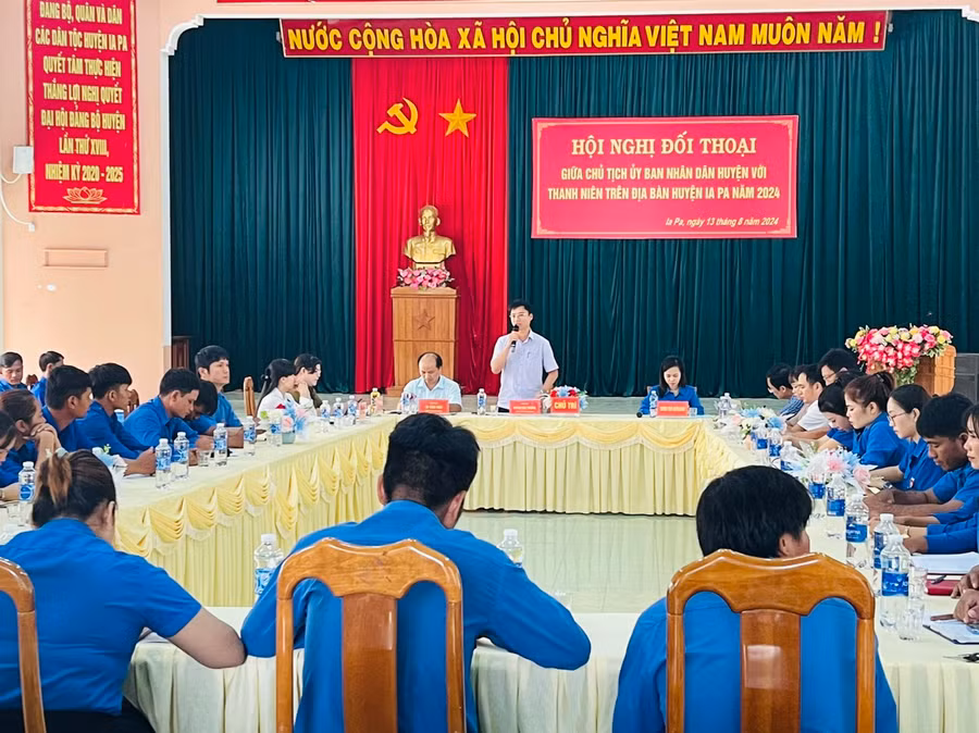 Quang cảnh buổi đối thoại giữa Chủ tịch UBND huyện Ia Pa với thanh niên trên địa bàn. Ảnh: Vũ Chi