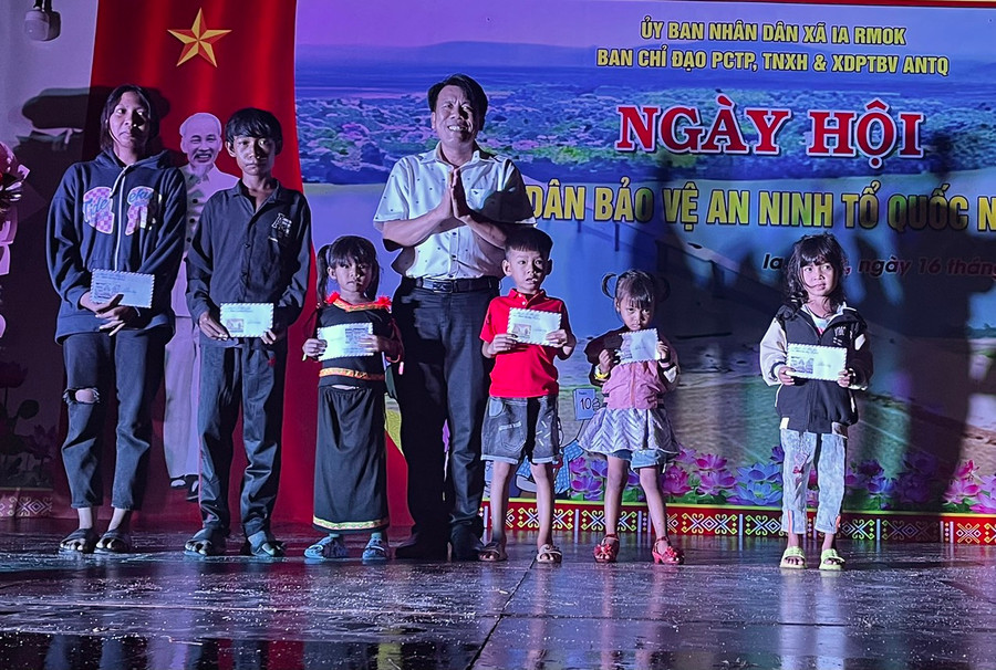 Các em học sinh có hoàn cảnh khó khăn vui mừng nhận quà tại ngày hội. Ảnh: Vũ Chi Các em học sinh có hoàn cảnh khó khăn vui mừng nhận quà tại ngày hội. Ảnh: Vũ Chi