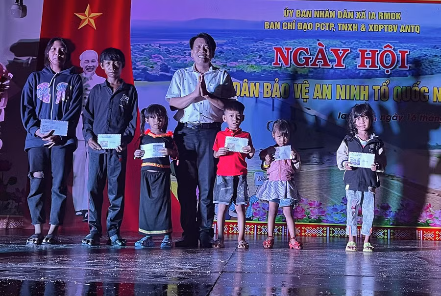 Các em học sinh có hoàn cảnh khó khăn vui mừng nhận quà tại ngày hội. Ảnh: Vũ Chi