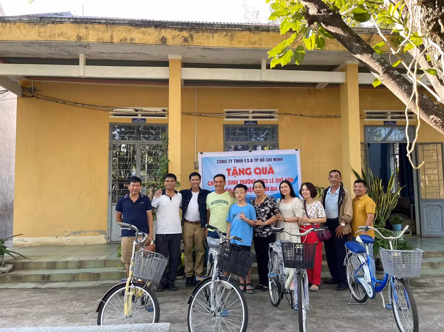 Ban Giám hiệu Trường THCS Lê Quý Đôn thay mặt các em học sinh nghèo vượt khó nhận 4 chiếc xe đạp của nhà tài trợ. Ảnh: Vũ Chi