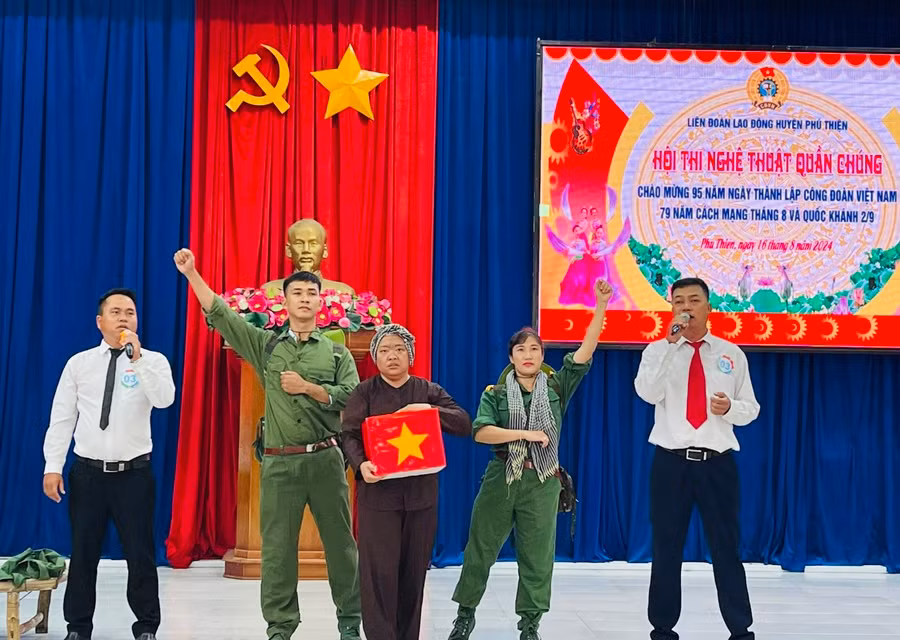 Các tiết mục tại hội thi được đầu tư kỹ lưỡng, gây xúc động người xem. Ảnh: Vũ Chi