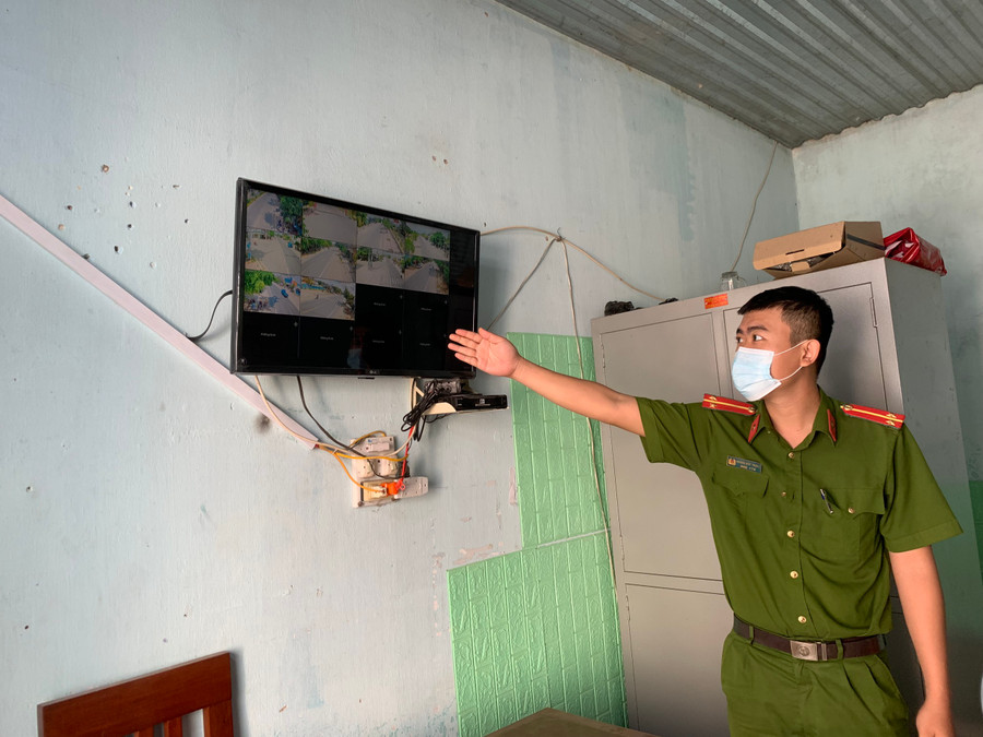 Nhờ hình ảnh camera giám sát an ninh truyền về trụ sở, Công an các địa phương tại huyện Phú Thiện có thể kịp thời xử lý các vi phạm pháp luật. Ảnh: Vũ Chi Nhờ hình ảnh camera giám sát an ninh truyền về trụ sở, Công an các địa phương tại huyện Phú Thiện có thể kịp thời xử lý các vi phạm pháp luật. Ảnh: Vũ Chi