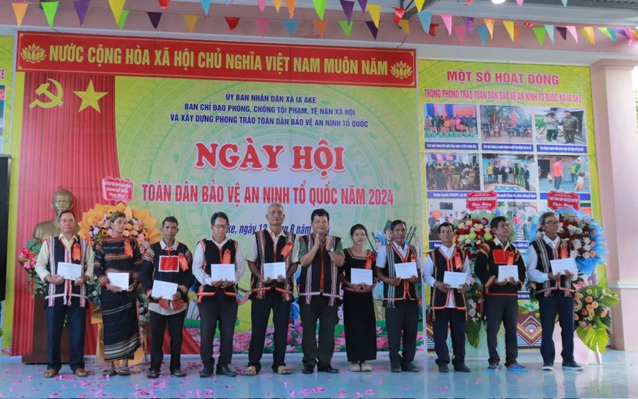 Ban Chỉ đạo tỉnh tặng 10 phần quà cho các cá nhân có thành tích xuất sắc trong phong trào toàn dân bảo vệ ANTQ huyện Phú Thiện. Ảnh: Vũ Chi Ban Chỉ đạo tỉnh tặng 10 phần quà cho các cá nhân có thành tích xuất sắc trong phong trào toàn dân bảo vệ ANTQ huyện Phú Thiện. Ảnh: Vũ Chi