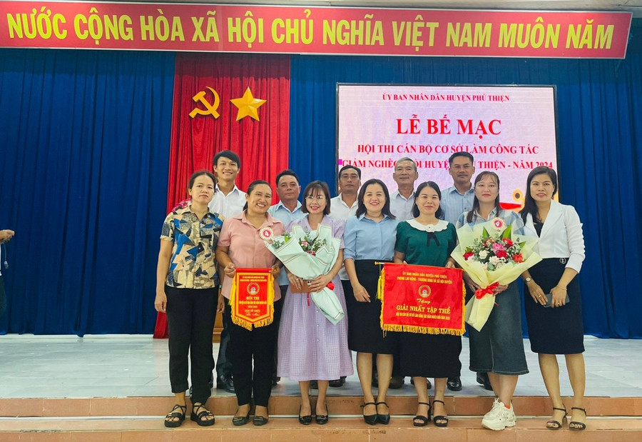 Đội thi xã Ia Peng xuất sắc giành giải nhất tại hội thi. Ảnh: Vũ Chi Đội thi xã Ia Peng xuất sắc giành giải nhất tại hội thi. Ảnh: Vũ Chi