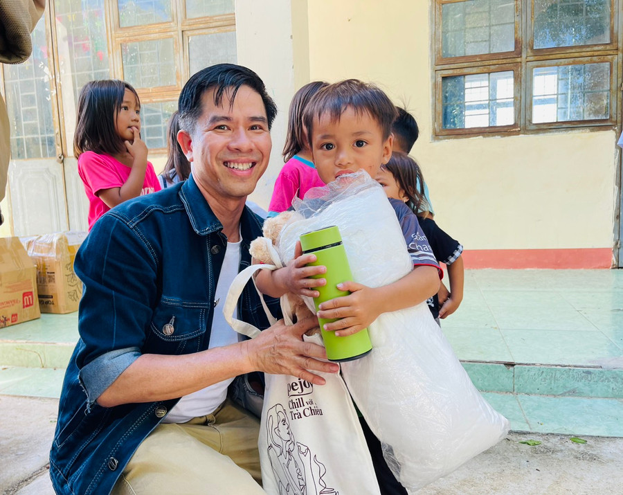 Niềm vui của các em học sinh điểm trường thôn Ia Ptau nhận quà của nhà tài trợ trước thềm năm học mới. Ảnh: Vũ Chi
