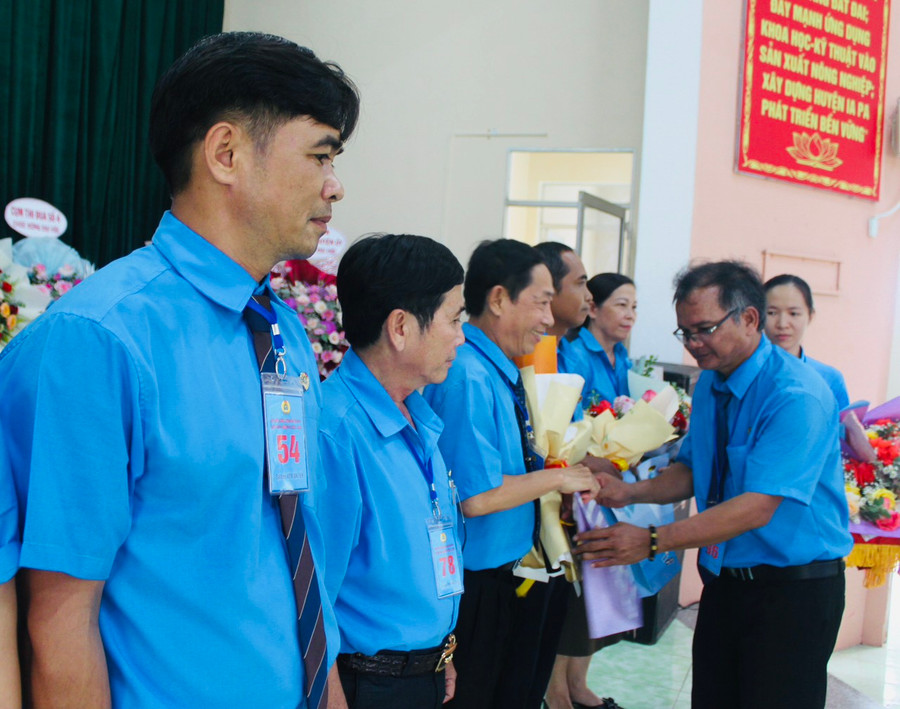 Ông Ksor Xuyên-Chủ tịch Liên đoàn Lao động huyện Ia Pa khóa V tặng hoa các Ủy viên Ban Chấp hành LĐLĐ huyện khóa IV không tham gia Ban Chấp hành khóa mới. Ảnh: Vũ Chi Ông Ksor Xuyên-Chủ tịch Liên đoàn Lao động huyện Ia Pa khóa V tặng hoa các Ủy viên Ban Chấp hành LĐLĐ huyện khóa IV không tham gia Ban Chấp hành khóa mới. Ảnh: Vũ Chi