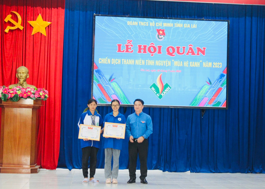 Anh Đỗ Duy Nam-Phó Bí thư Tỉnh Đoàn, Chỉ huy trưởng chiến dịch thanh niên tình nguyện Mùa hè xanh tỉnh Gia Lai tặng bằng khen cho 2 tập thể có thành tích xuất sắc trong Chiến dịch. Ảnh: Vũ Chi Anh Đỗ Duy Nam-Phó Bí thư Tỉnh Đoàn, Chỉ huy trưởng chiến dịch thanh niên tình nguyện Mùa hè xanh tỉnh Gia Lai tặng bằng khen cho 2 tập thể có thành tích xuất sắc trong Chiến dịch. Ảnh: Vũ Chi