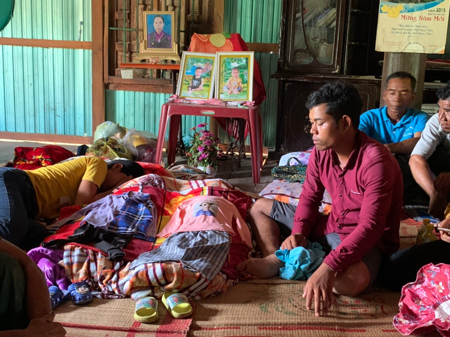 Tang thương bao trùm gia đình bà Rơ Ô H’Duy (buôn Puh Chik, xã Ia Rsai, Krông Pa) sau khi 2 đứa con bị đuối nước. Ảnh: UBND xã cung cấp Tang thương bao trùm gia đình bà Rơ Ô H’Duy (buôn Puh Chik, xã Ia Rsai, Krông Pa) sau khi 2 đứa con bị đuối nước. Ảnh: UBND xã cung cấp