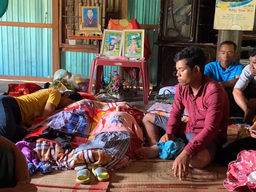 Tang thương bao trùm gia đình bà Rơ Ô H’Duy (buôn Puh Chik, xã Ia Rsai, Krông Pa) sau khi 2 đứa con bị đuối nước. Ảnh: UBND xã cung cấp