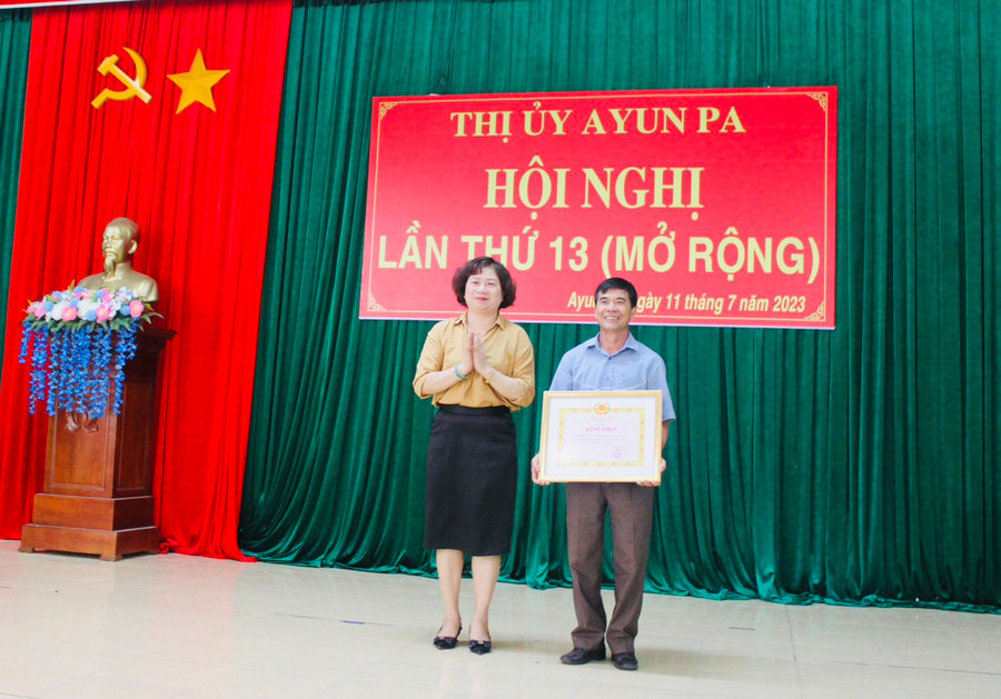 Trưởng ban Dân vận Tỉnh ủy Phạm Thị Tố Hải tặng bằng khen của Ban Thường vụ Tỉnh ủy cho Chi bộ Khối Văn phòng Thị ủy Ayun Pa. Ảnh: Vũ Chi Trưởng ban Dân vận Tỉnh ủy Phạm Thị Tố Hải tặng bằng khen của Ban Thường vụ Tỉnh ủy cho Chi bộ Khối Văn phòng Thị ủy Ayun Pa. Ảnh: Vũ Chi