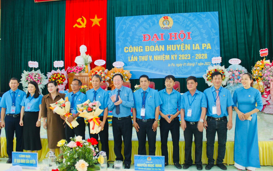 Ban Chấp hành Liên đoàn Lao động huyện Ia Pa khóa V ra mắt Đại hội. Ảnh: Vũ Chi Ban Chấp hành Liên đoàn Lao động huyện Ia Pa khóa V ra mắt Đại hội. Ảnh: Vũ Chi