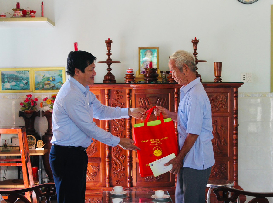 Phó Chủ tịch Thường trực HĐND tỉnh Trương Văn Đạt thăm, tặng quà gia đình ông Phạm Quốc Lệ (thương binh, tổ 4, phường Sông Bờ). Ảnh: Vũ Chi