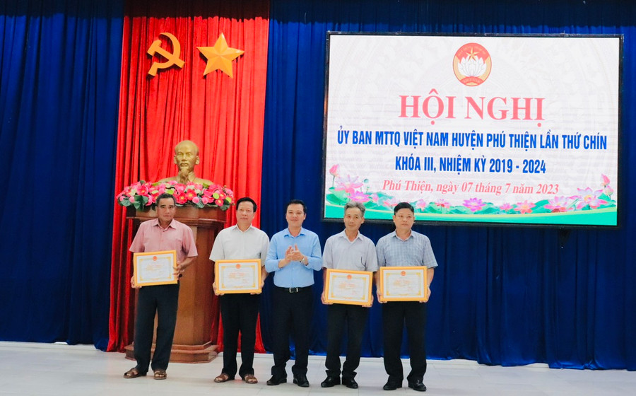 4 tập thể được Chủ tịch UBND huyện Phú Thiện tặng giấy khen vì có thành tích xuất sắc trong công tác tổ chức Ngày hội Đại đoàn kết toàn dân tộc ở khu dân cư giai đoạn 2003-2023. Ảnh: Nay Giới 4 tập thể được Chủ tịch UBND huyện Phú Thiện tặng giấy khen vì có thành tích xuất sắc trong công tác tổ chức Ngày hội Đại đoàn kết toàn dân tộc ở khu dân cư giai đoạn 2003-2023. Ảnh: Nay Giới