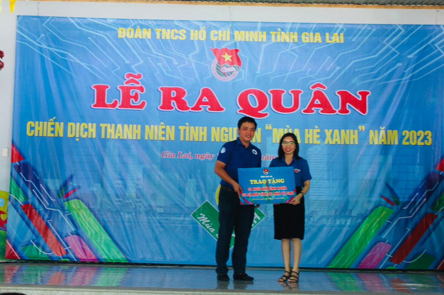 Đại diện Đoàn Trường Đại học Nông lâm TP.Hồ Chí Minh (bìa trái) trao bảng tượng trưng các công trình cho Huyện Đoàn Ia Pa. Ảnh: Vũ Chi Đại diện Đoàn Trường Đại học Nông lâm TP.Hồ Chí Minh (bìa trái) trao bảng tượng trưng các công trình cho Huyện Đoàn Ia Pa. Ảnh: Vũ Chi