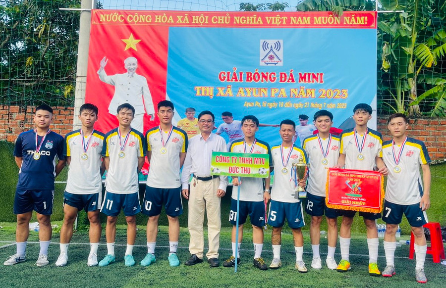 Công ty TNHH một thành viên Đức Thu xuất sắc giành chức vô địch giải bóng đá mini thị xã Ayun Pa năm 2023. Ảnh: Vũ Chi Công ty TNHH một thành viên Đức Thu xuất sắc giành chức vô địch giải bóng đá mini thị xã Ayun Pa năm 2023. Ảnh: Vũ Chi