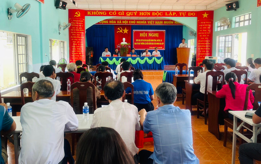 Quang cảnh buổi tiếp xúc cử tri. Ảnh: Vũ Chi Quang cảnh buổi tiếp xúc cử tri. Ảnh: Vũ Chi