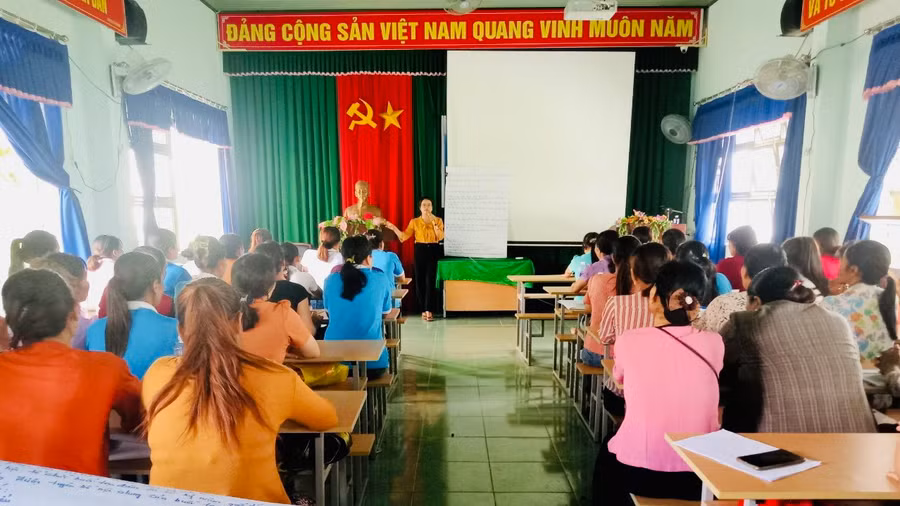 Các học viên tham gia thảo luận nhóm và thuyết trình về nội dung được truyền đạt. Ảnh: Kim Cúc
