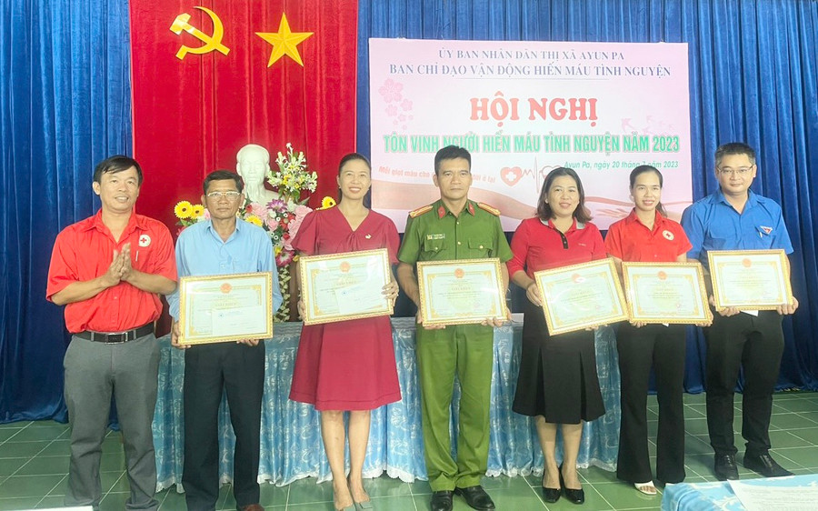 Các tập thể được Chủ tịch UBND thị xã tặng giấy khen vì có thành tích xuất sắc trong phong trào hiến máu tình nguyện năm 2022-2023. Ảnh: Vũ Chi