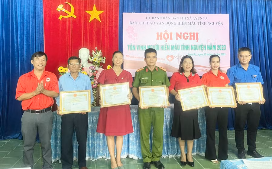 Các tập thể được Chủ tịch UBND thị xã tặng giấy khen vì có thành tích xuất sắc trong phong trào hiến máu tình nguyện năm 2022-2023. Ảnh: Vũ Chi