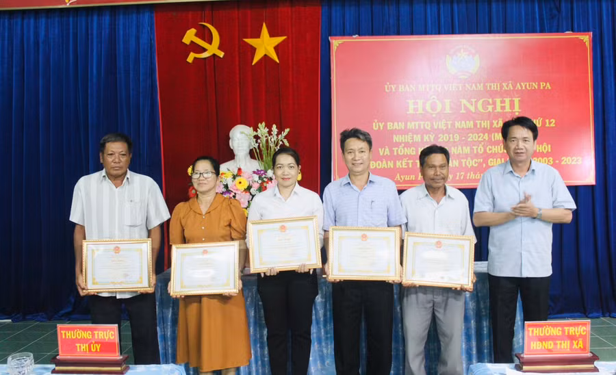 5 cá nhân được Chủ tịch UBND thị xã tặng giấy khen vì có thành tích trong tổ chức thực hiện Ngày hội Đại đoàn kết toàn dân tộc giai đoạn 2003-2023. Ảnh: Vũ Chi