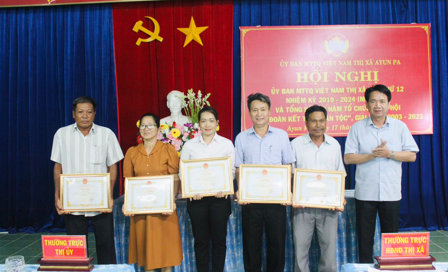 5 cá nhân được Chủ tịch UBND thị xã tặng giấy khen vì có thành tích trong tổ chức thực hiện Ngày hội Đại đoàn kết toàn dân tộc giai đoạn 2003-2023. Ảnh: Vũ Chi 5 cá nhân được Chủ tịch UBND thị xã tặng giấy khen vì có thành tích trong tổ chức thực hiện Ngày hội Đại đoàn kết toàn dân tộc giai đoạn 2003-2023. Ảnh: Vũ Chi