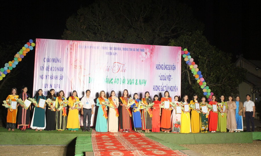 Ban tổ chức trao giải cho các thí sinh dự thi. Ảnh: Vũ Chi