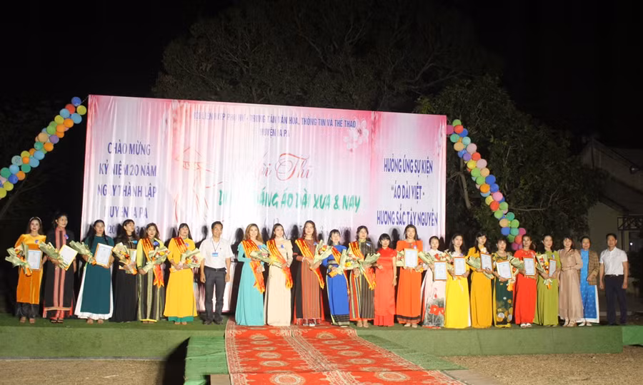 Ban tổ chức trao giải cho các thí sinh dự thi. Ảnh: Vũ Chi